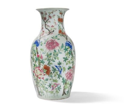 VASE EN PORCELAINE FAMILLE ROSE
Chine, fin...