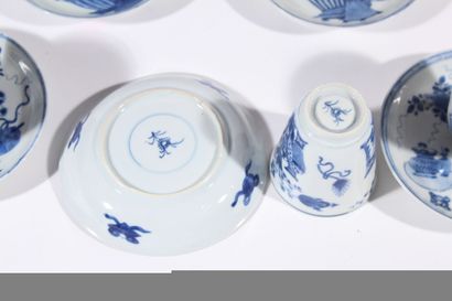 Cinq coupelles et quatre coupes en porcelaine...