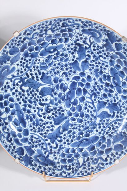 Deux grand plats en porcelaine bleu blanc
Chine,...