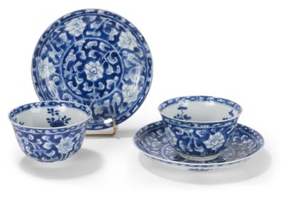Deux coupes et six soucoupes en porcelaine...