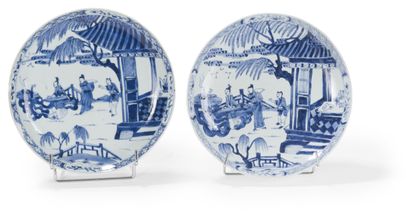 Paire de petits plats creux en porcelaine...