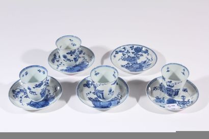 Cinq coupelles et quatre coupes en porcelaine...