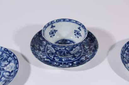 Deux coupes et six soucoupes en porcelaine...