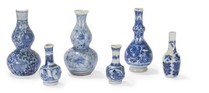 Quatorze vases miniatures en porcelaine bleu...
