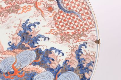 Large Imari porcelain dish 
Japan, 19th century
Decorated...