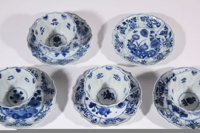 Quatre coupes et cinq soucoupes en porcelaine...