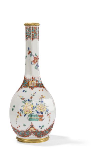 Vase à long col en porcelaine polychrome...