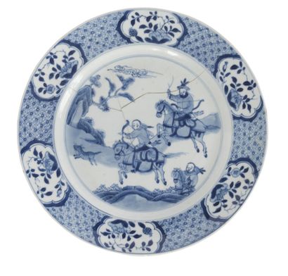 Paire de petits plats creux en porcelaine...