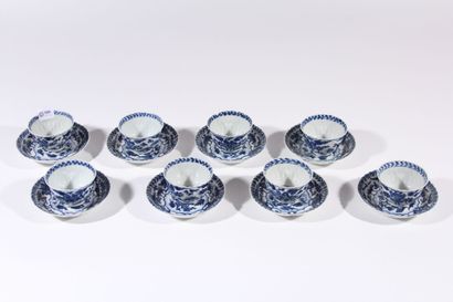 Huit coupes et soucoupes en porcelaine bleu...