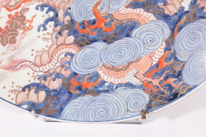 Large Imari porcelain dish 
Japan, 19th century
Decorated...