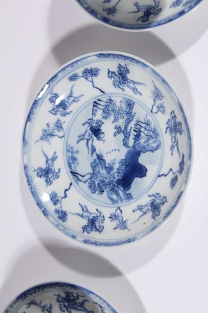 Quatre coupes et quatre soucoupes en porcelaine...