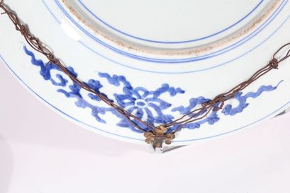Large Imari porcelain dish 
Japan, 19th century
Decorated...