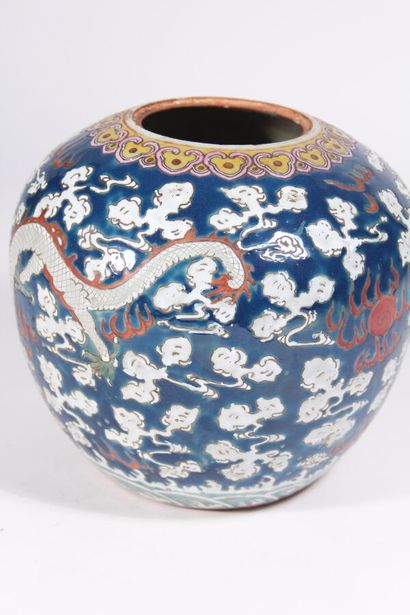 Pot en porcelaine polychrome 
Chine, fin...
