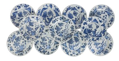 Dix-sept assiettes en porcelaine bleu blanc
Chine,...