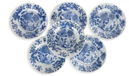 Dix-sept assiettes en porcelaine bleu blanc
Chine,...
