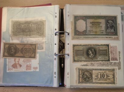 2 grands classeurs contenant + de 500 billets...