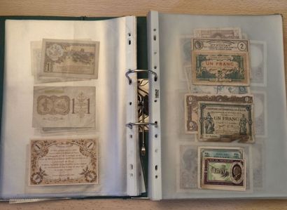 2 grands classeurs contenant 270 billets...