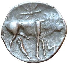 Bronze unit. 220-215 B.C. A/ Tanit's head...