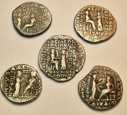 Lot of 5 tetradrachms: Phraates IV (2 ex.),...
