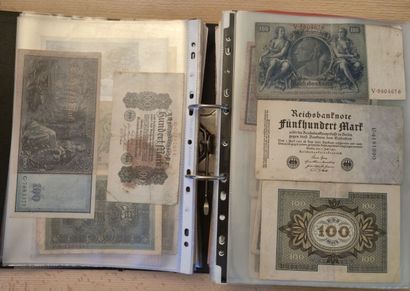 2 grands classeurs contenant + de 500 billets...