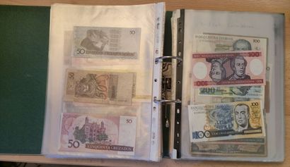 2 grands classeurs contenant + de 800 billets...