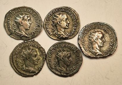 Lot of 5 Antoninians: Herennius Etruscus...