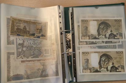2 grands classeurs contenant 270 billets...