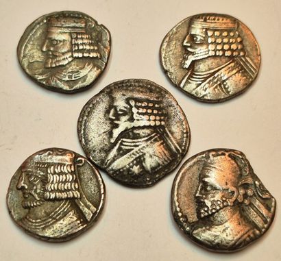 Lot of 5 tetradrachms: Phraates IV (2 ex.),...