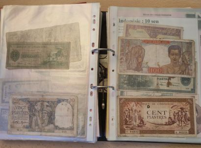 2 grands classeurs contenant + de 500 billets...