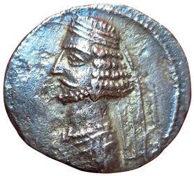 Orodes II. Drachma. Nisa. A/ Diademed bust...