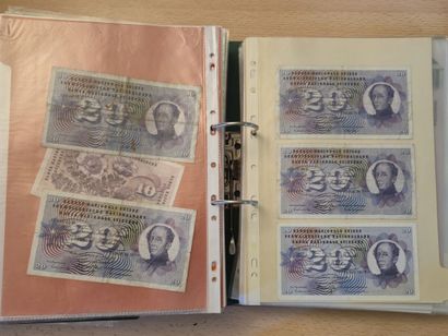 2 grands classeurs contenant + de 800 billets...