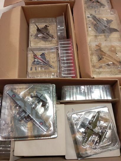 Lot de 10 cartons d'avions de differentes...