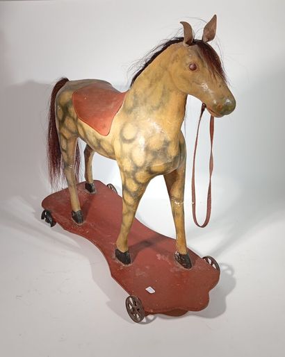 Cheval en composition peint, selles en simili...
