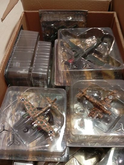 Lot de 10 cartons d'avions de differentes...