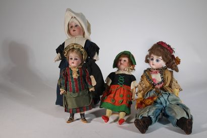 Reunion of 4 small dolls or mignonettes....