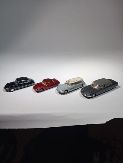 Reunion de 4 citroen DS. Dinky Toy ambulance,...