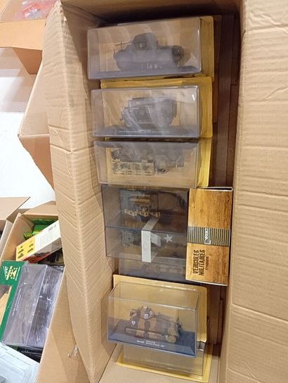 Lot de 9 cartons de vehicules militaires,...
