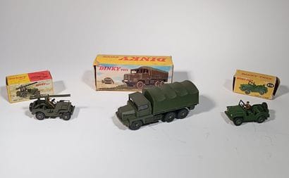 DINKY TOYS. Reunion de 3 vehicules militaires...