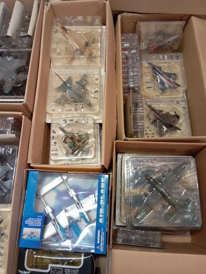 Lot de 10 cartons d'avions de differentes...