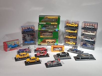 Lot de voitures de course miniatures en boite...