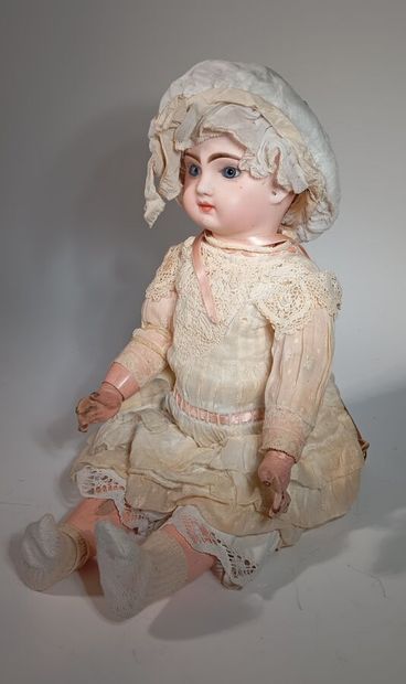 French doll, PARIS BéBé, size 7. Bisque head...
