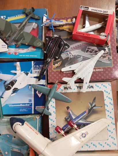 Lot d'Avions divers et maquettes de fabrication...