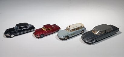 Reunion de 4 citroen DS. Dinky Toy ambulance,...
