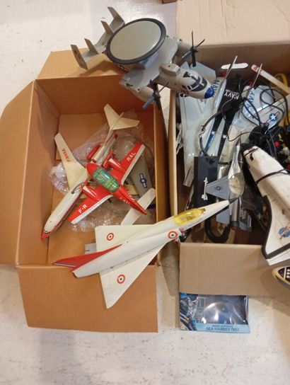 Lot d'avions et navettes diverses, grands...