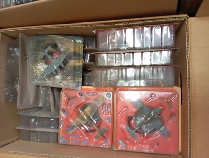 Lot de 10 cartons d'avions de differentes...