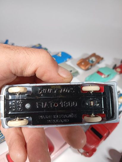 Lot de voitures miniatures dont Super Champion,...