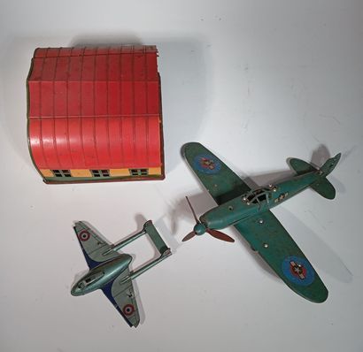 Reunion de 2 avions en tôle. 17cm de long...