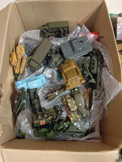 Lot de 9 cartons de vehicules militaires,...