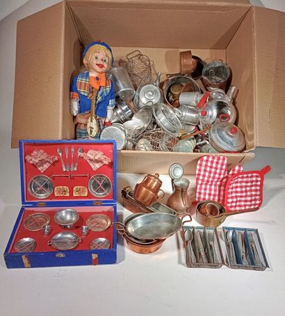 Lot de dinette en metal dont aluminium, cuivre,...