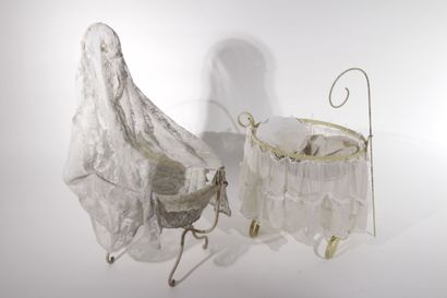 Ensemble de mobilier en metal dont berceaux...